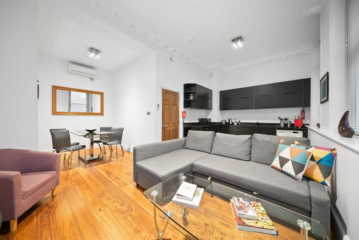Elegantly designed living room with modern furnishings in an apartment at Building Bishopsgate - city-living-london - 1224933 in City of London, London