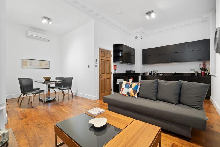 Elegante sala de estar con mobiliario moderno en un apartamento en Building Bishopsgate - city-living-london - 1224920 en City of London, London