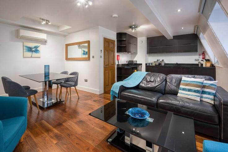 Elegant gestaltetes Wohnzimmer mit moderner Einrichtung in einer Wohnung im Building Bishopsgate - city-living-london - 1224915 in City of London, London