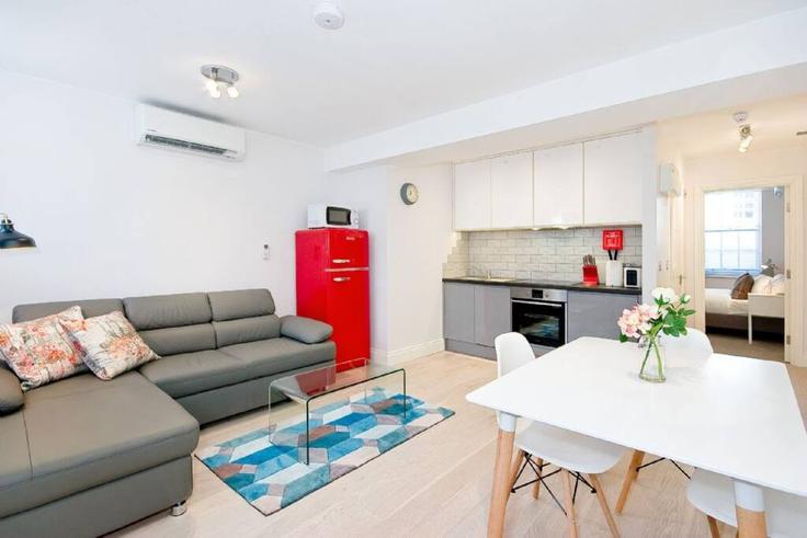 City of Westminster, London에 위치한 Building Devereux Court - city-living-london - 1224918 유닛의 세련된 인테리어가 돋보이는 거실