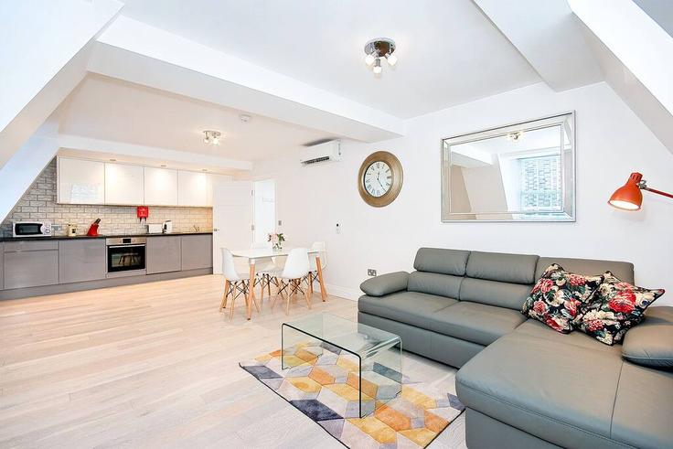 City of Westminster, London에 위치한 Building Devereux Court - city-living-london - 1224927 유닛의 세련된 인테리어가 돋보이는 거실