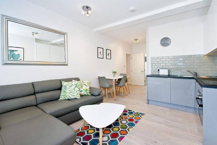 Elegant gestaltetes Wohnzimmer mit moderner Einrichtung in einer Wohnung im Building Manette Street - city-living-london - 1224921 in City of Westminster, London