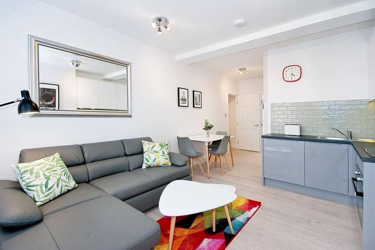Elegant gestaltetes Wohnzimmer mit moderner Einrichtung in einer Wohnung im Building Manette Street - city-living-london - 1224923 in City of Westminster, London