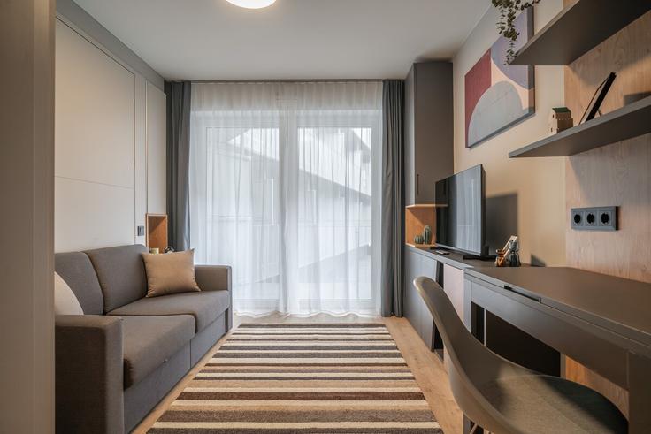Berlin, Berlin에 위치한 Building Gürtelstraße - city-pop-ag - 1355772 유닛의 세련된 인테리어가 돋보이는 거실 Berlin, Berlin에 위치한 Building Gürtelstraße - city-pop-ag - 1355772 유닛의 세련된 인테리어가 돋보이는 거실