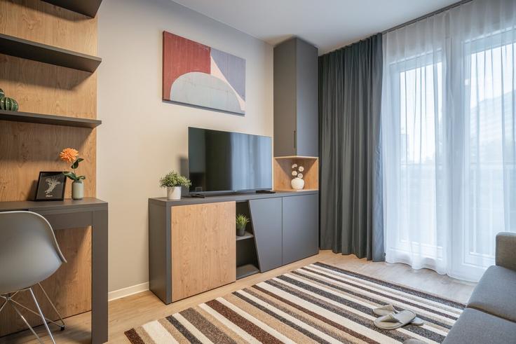 Berlin, Berlin에 위치한 Building Gürtelstraße - city-pop-ag - 1355771 유닛의 세련된 인테리어가 돋보이는 거실 Berlin, Berlin에 위치한 Building Gürtelstraße - city-pop-ag - 1355771 유닛의 세련된 인테리어가 돋보이는 거실