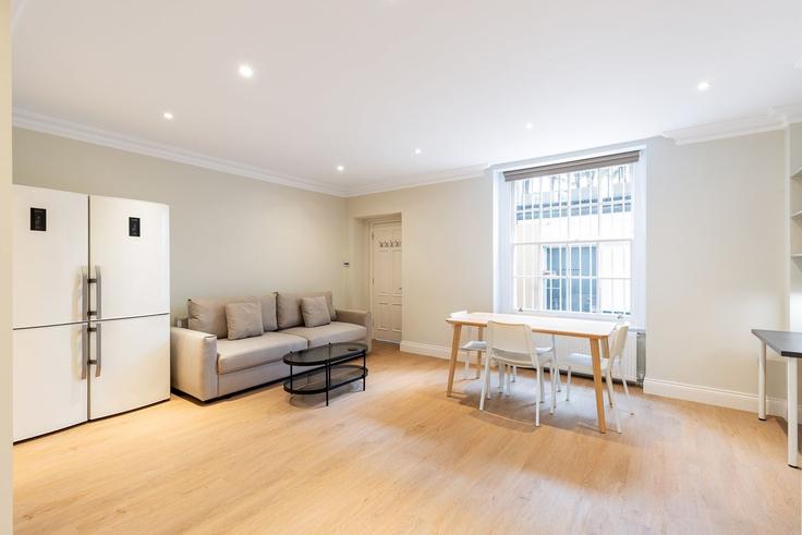 Salle de séjour élégante avec mobilier moderne dans un appartement à Building Lower Ground Floor Flat 91 Belgrave Rd SW1V 2BQ London - city-relay-rr - 1627789 à City of Westminster, London Salle de séjour élégante avec mobilier moderne dans un appartement à Building Lower Ground Floor Flat 91 Belgrave Rd SW1V 2BQ London - city-relay-rr - 1627789 à City of Westminster, London