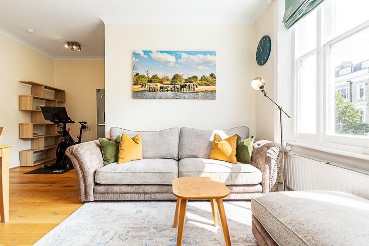 Elegante sala de estar con mobiliario moderno en un apartamento en Building Boka Hotel - city-relay-rr - 1549011 en Royal Borough of Kensington and Chelsea, London Elegante sala de estar con mobiliario moderno en un apartamento en Building Boka Hotel - city-relay-rr - 1549011 en Royal Borough of Kensington and Chelsea, London