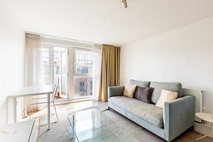 Elegant gestaltetes Wohnzimmer mit moderner Einrichtung in einer Wohnung im Building Ebury Street - city-relay-rr - 1537596 in City of Westminster, London Elegant gestaltetes Wohnzimmer mit moderner Einrichtung in einer Wohnung im Building Ebury Street - city-relay-rr - 1537596 in City of Westminster, London