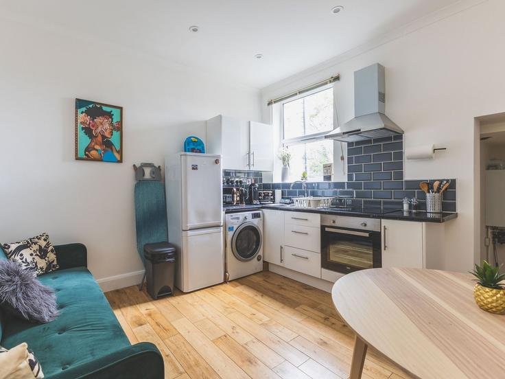 Sala de estar elegantemente projetada com móveis modernos em um apartamento no Building Leopold Road - city-relay-rr - 1542825 em London Borough of Merton, London