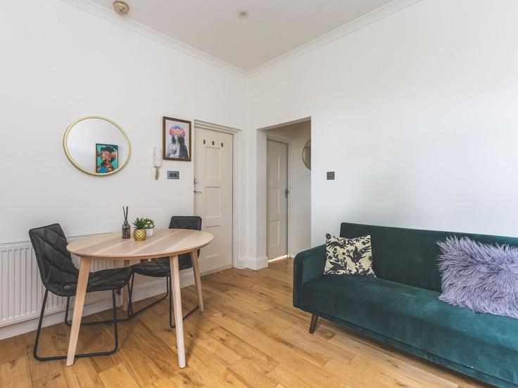 Elegant gestaltetes Wohnzimmer mit moderner Einrichtung in einer Wohnung im Building Leopold Road - city-relay-rr - 1542825 in London Borough of Merton, London