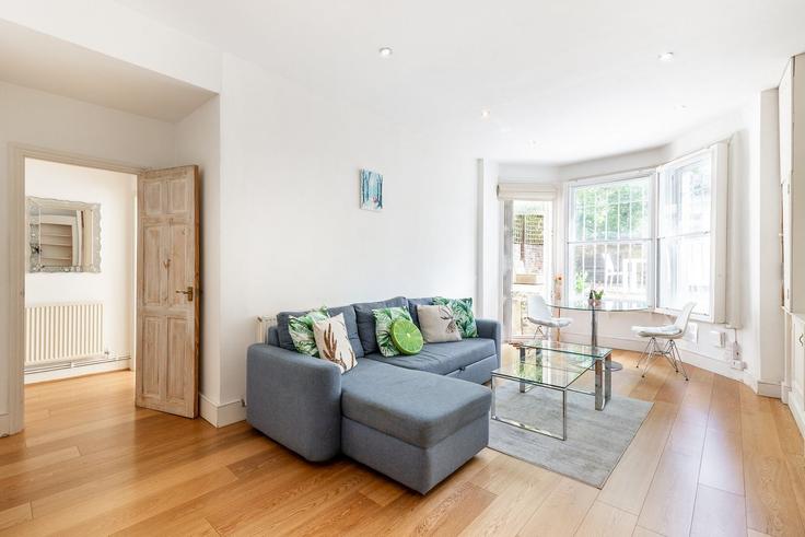 Salle de séjour élégante avec mobilier moderne dans un appartement à Building Flat 2 124, Sinclair Road W14 0NL London - city-relay-rr - 1579800 à London Borough of Hammersmith and Fulham, London Salle de séjour élégante avec mobilier moderne dans un appartement à Building Flat 2 124, Sinclair Road W14 0NL London - city-relay-rr - 1579800 à London Borough of Hammersmith and Fulham, London