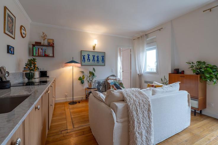 Building Rue Lamarck - city-relay-rr - 1538696 adresindeki bir dairede modern mobilyalarla zarif bir şekilde tasarlanmış oturma odası 18th arrondissement, Paris
