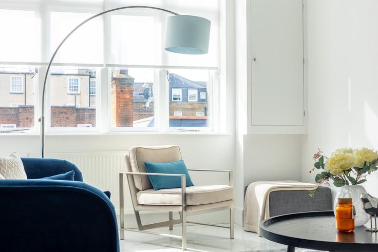 Building Harley Street - city-relay-rr - 1494855 adresindeki bir dairede modern mobilyalarla zarif bir şekilde tasarlanmış oturma odası City of Westminster, London