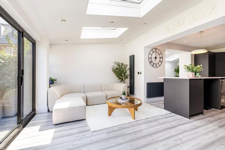 Salle de séjour élégante avec mobilier moderne dans un appartement à Building 4 Stamford Brook Road W6 0XH London - city-relay-rr - 1589907 à London Borough of Hammersmith and Fulham, London Salle de séjour élégante avec mobilier moderne dans un appartement à Building 4 Stamford Brook Road W6 0XH London - city-relay-rr - 1589907 à London Borough of Hammersmith and Fulham, London