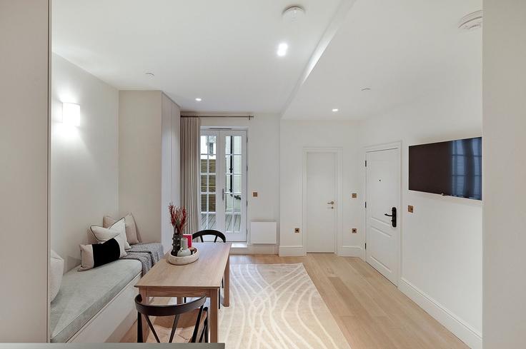 Elegante sala de estar con mobiliario moderno en un apartamento en Building Flat 2 Flat 2, 39 Bramham Gardens, London SW5 0JE London - city-relay-rr - 1587615 en Royal Borough of Kensington and Chelsea, London Elegante sala de estar con mobiliario moderno en un apartamento en Building Flat 2 Flat 2, 39 Bramham Gardens, London SW5 0JE London - city-relay-rr - 1587615 en Royal Borough of Kensington and Chelsea, London
