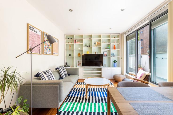 London London Borough of LambethのBuilding Flat 7 2 Cosser Street SE1 7BU London - city-relay-rr - 1591035のアパートメントにある、モダンな家具を備えたエレガントなデザインのリビングルーム