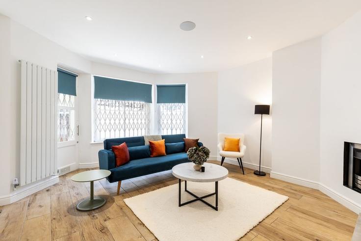 Building Flat 1  30 Holland Park Gardens W14 8EA London - city-relay-rr - 1593960 adresindeki bir dairede modern mobilyalarla zarif bir şekilde tasarlanmış oturma odası Royal Borough of Kensington and Chelsea, London