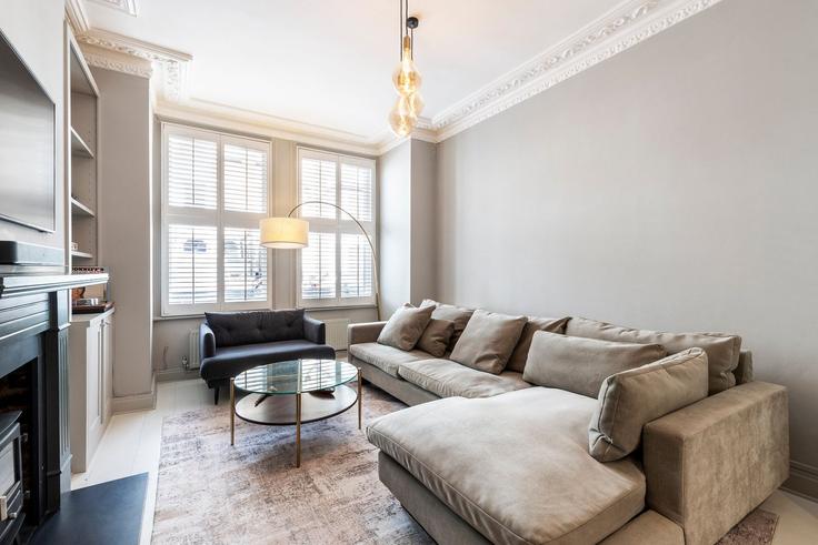 Elegant gestaltetes Wohnzimmer mit moderner Einrichtung in einer Wohnung im Building 41 Tournay Road SW6 7UQ London - city-relay-rr - 1593980 in London Borough of Hammersmith and Fulham, London Elegant gestaltetes Wohnzimmer mit moderner Einrichtung in einer Wohnung im Building 41 Tournay Road SW6 7UQ London - city-relay-rr - 1593980 in London Borough of Hammersmith and Fulham, London