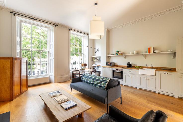 London Borough of Camden, London에 위치한 Building Flat 2 23 John Street WC1N 2BG London - city-relay-rr - 1579133 유닛의 세련된 인테리어가 돋보이는 거실 London Borough of Camden, London에 위치한 Building Flat 2 23 John Street WC1N 2BG London - city-relay-rr - 1579133 유닛의 세련된 인테리어가 돋보이는 거실