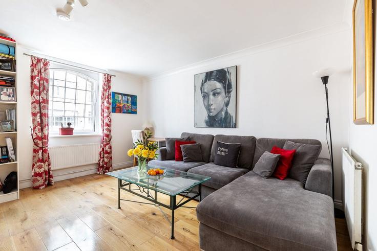 Sala de estar elegantemente projetada com móveis modernos em um apartamento no Building Flat 26 Stirling Court, 201 St John Street EC1V 4LZ London - city-relay-rr - 1620653 em London Borough of Islington, London Sala de estar elegantemente projetada com móveis modernos em um apartamento no Building Flat 26 Stirling Court, 201 St John Street EC1V 4LZ London - city-relay-rr - 1620653 em London Borough of Islington, London