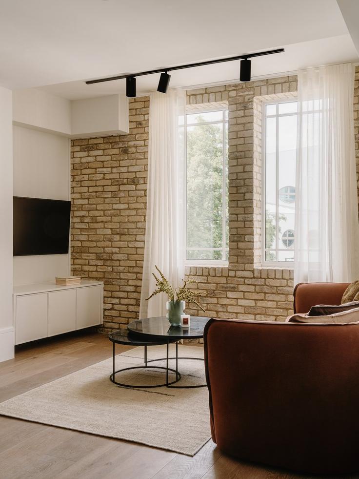 Building Flat 4 587-591 Fulham Road SW6 5UA London - city-relay-rr - 1593519 adresindeki bir dairede modern mobilyalarla zarif bir şekilde tasarlanmış oturma odası London Borough of Hammersmith and Fulham, London Building Flat 4 587-591 Fulham Road SW6 5UA London - city-relay-rr - 1593519 adresindeki bir dairede modern mobilyalarla zarif bir şekilde tasarlanmış oturma odası London Borough of Hammersmith and Fulham, London