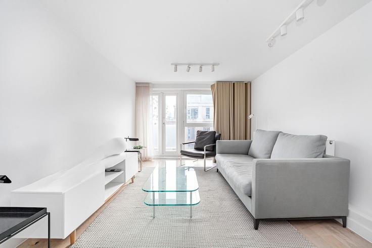 Sala de estar elegantemente projetada com móveis modernos em um apartamento no Building Ebury Street - city-relay-rr - 1506485 em City of Westminster, London Sala de estar elegantemente projetada com móveis modernos em um apartamento no Building Ebury Street - city-relay-rr - 1506485 em City of Westminster, London