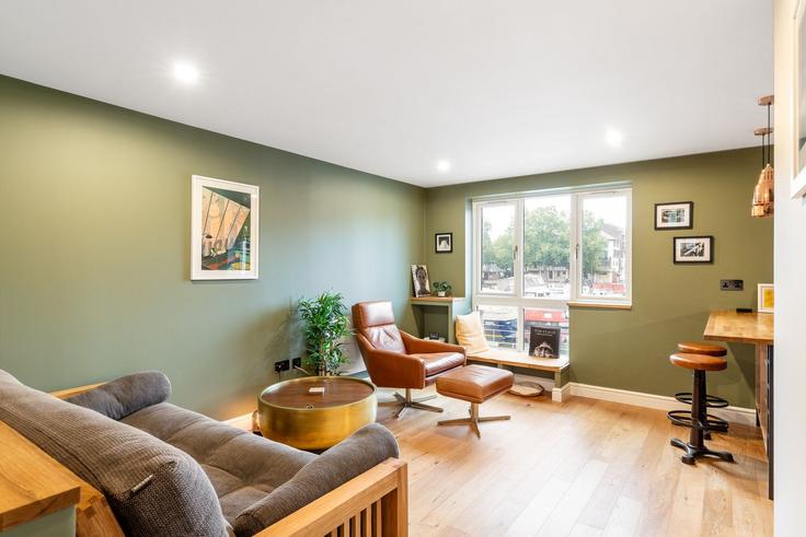 London London Borough of SouthwarkのBuilding Flat D 3 Dunnage Crescent SE16 7FJ London - city-relay-rr - 1698469のアパートメントにある、モダンな家具を備えたエレガントなデザインのリビングルーム