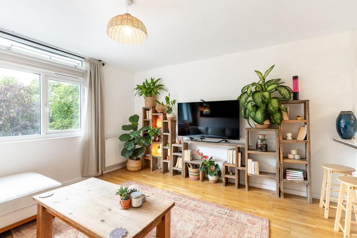 Sala de estar elegantemente projetada com móveis modernos em um apartamento no Building 178 Cedars Road SW4 0QA London - city-relay-rr - 1578807 em London Borough of Lambeth, London