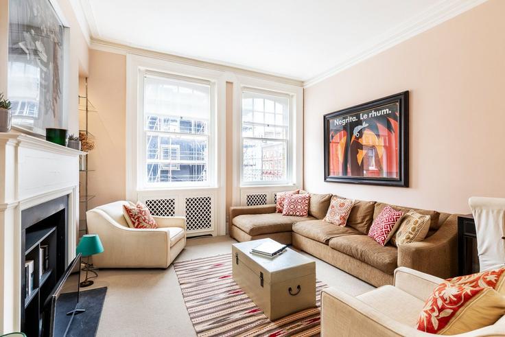 Sala de estar elegantemente projetada com móveis modernos em um apartamento no Building Flat G 41 Roland Gardens SW7 3PQ London - city-relay-rr - 1601123 em Royal Borough of Kensington and Chelsea, London Sala de estar elegantemente projetada com móveis modernos em um apartamento no Building Flat G 41 Roland Gardens SW7 3PQ London - city-relay-rr - 1601123 em Royal Borough of Kensington and Chelsea, London