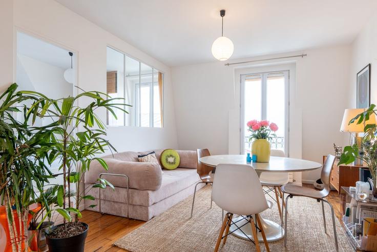 Paris 18th arrondissementのBuilding Rue Custine - city-relay-rr - 1571723のアパートメントにある、モダンな家具を備えたエレガントなデザインのリビングルーム Paris 18th arrondissementのBuilding Rue Custine - city-relay-rr - 1571723のアパートメントにある、モダンな家具を備えたエレガントなデザインのリビングルーム