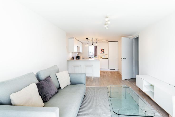 Building 38 Kilmuir House, Ebury Street SW1W 8TH London - city-relay-rr - 1578786 adresindeki bir dairede modern mobilyalarla zarif bir şekilde tasarlanmış oturma odası City of Westminster, London