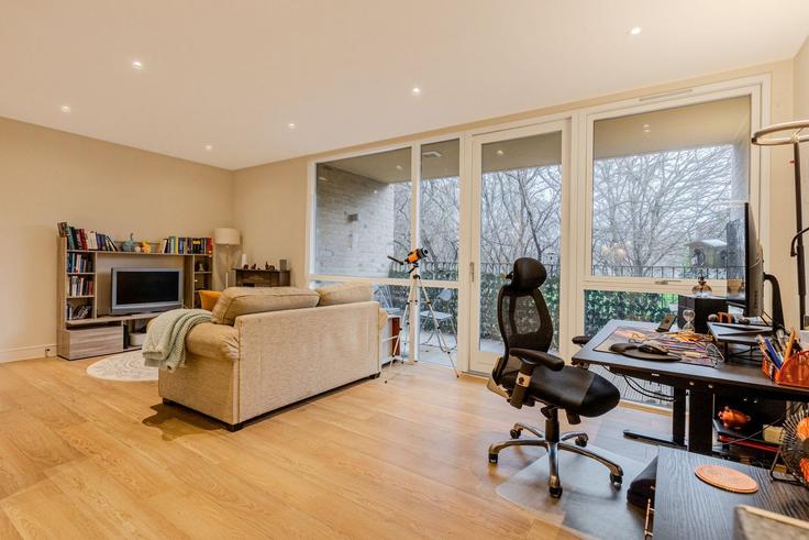 Elegant gestaltetes Wohnzimmer mit moderner Einrichtung in einer Wohnung im Building Stead Street - city-relay-rr - 1494767 in London Borough of Southwark, London Elegant gestaltetes Wohnzimmer mit moderner Einrichtung in einer Wohnung im Building Stead Street - city-relay-rr - 1494767 in London Borough of Southwark, London