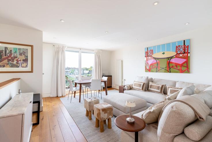Sala de estar elegantemente projetada com móveis modernos em um apartamento no Building Sinclair Road - city-relay-rr - 1574309 em London Borough of Hammersmith and Fulham, London