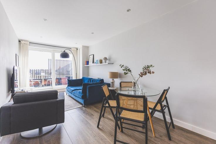 Elegant gestaltetes Wohnzimmer mit moderner Einrichtung in einer Wohnung im Building Wimbledon Park Road - city-relay-rr - 1537583 in London Borough of Wandsworth, London