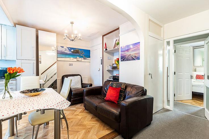 Salle de séjour élégante avec mobilier moderne dans un appartement à Building Danebury Avenue - city-relay-rr - 1537582 à London Borough of Wandsworth, London Salle de séjour élégante avec mobilier moderne dans un appartement à Building Danebury Avenue - city-relay-rr - 1537582 à London Borough of Wandsworth, London