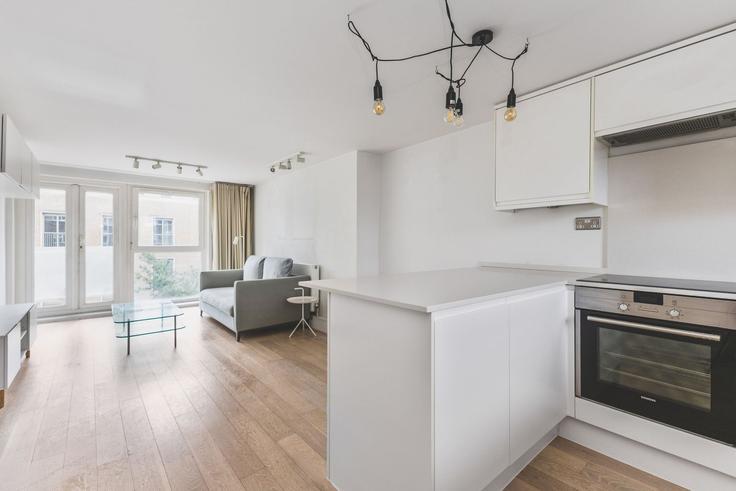 Building 27 Kilmuir House, Ebury Street SW1W 8TH London - city-relay-rr - 1578785 adresindeki bir dairede modern mobilyalarla zarif bir şekilde tasarlanmış oturma odası City of Westminster, London