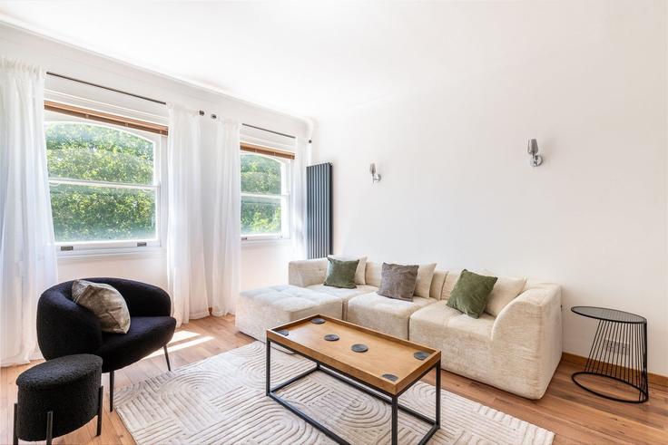 Sala de estar elegantemente projetada com móveis modernos em um apartamento no Building Flat 6 19 Beaufort Gardens SW3 1PS London - city-relay-rr - 1587616 em City of Westminster, London Sala de estar elegantemente projetada com móveis modernos em um apartamento no Building Flat 6 19 Beaufort Gardens SW3 1PS London - city-relay-rr - 1587616 em City of Westminster, London