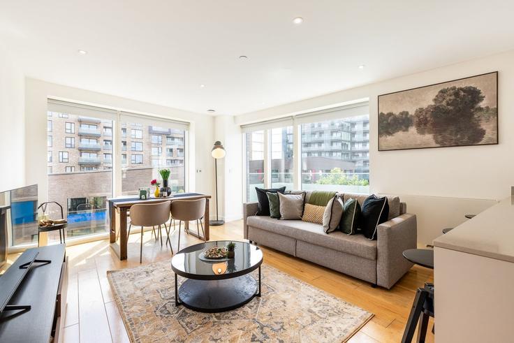 Salle de séjour élégante avec mobilier moderne dans un appartement à Building West Parkside - city-relay-rr - 1575027 à Royal Borough of Greenwich, London