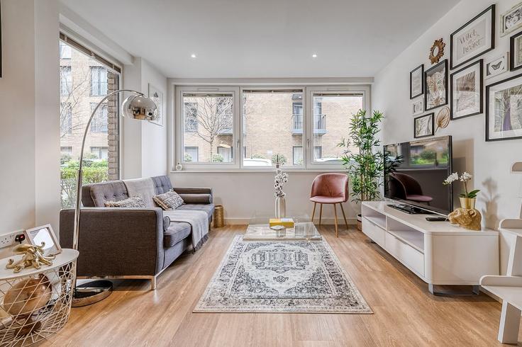 Elegant gestaltetes Wohnzimmer mit moderner Einrichtung in einer Wohnung im Building Marine Wharf - city-relay-rr - 1537571 in London Borough of Lewisham, London Elegant gestaltetes Wohnzimmer mit moderner Einrichtung in einer Wohnung im Building Marine Wharf - city-relay-rr - 1537571 in London Borough of Lewisham, London
