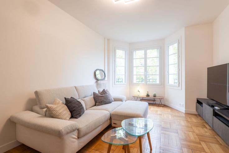 Building Rue de Vaugirard - city-relay-rr - 1571724 adresindeki bir dairede modern mobilyalarla zarif bir şekilde tasarlanmış oturma odası 15th arrondissement, Paris Building Rue de Vaugirard - city-relay-rr - 1571724 adresindeki bir dairede modern mobilyalarla zarif bir şekilde tasarlanmış oturma odası 15th arrondissement, Paris