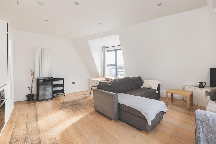 London London Borough of Tower HamletsのBuilding Flat 9 123 Sceptre Road E2 0JU London - city-relay-rr - 1638440のアパートメントにある、モダンな家具を備えたエレガントなデザインのリビングルーム London London Borough of Tower HamletsのBuilding Flat 9 123 Sceptre Road E2 0JU London - city-relay-rr - 1638440のアパートメントにある、モダンな家具を備えたエレガントなデザインのリビングルーム