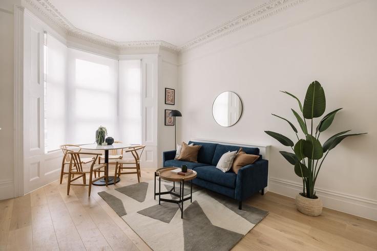 Elegante sala de estar con mobiliario moderno en un apartamento en Building Flat 3  31 Warwick Road SW5 9UL London - city-relay-rr - 1593958 en Royal Borough of Kensington and Chelsea, London