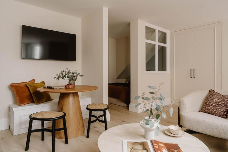 Elegant gestaltetes Wohnzimmer mit moderner Einrichtung in einer Wohnung im Building 01 (front, lower ground) 40 Tavistock Road W11 1AW London - city-relay-rr - 1592201 in Royal Borough of Kensington and Chelsea, London Elegant gestaltetes Wohnzimmer mit moderner Einrichtung in einer Wohnung im Building 01 (front, lower ground) 40 Tavistock Road W11 1AW London - city-relay-rr - 1592201 in Royal Borough of Kensington and Chelsea, London