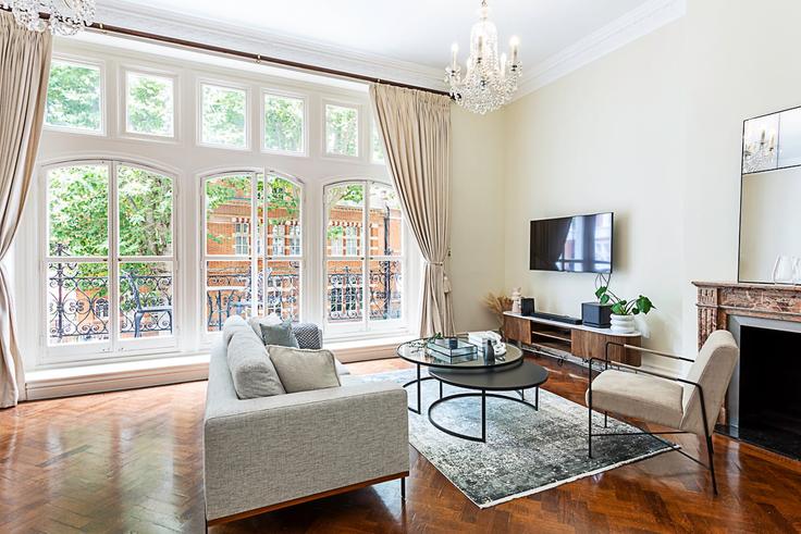 London Royal Borough of Kensington and ChelseaのBuilding First Floor, Flat 8 Creston House 12-13 Kensington Court W8 5DN London - city-relay-rr - 1589213のアパートメントにある、モダンな家具を備えたエレガントなデザインのリビングルーム