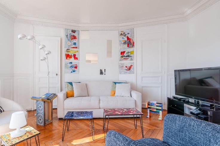 Elegant gestaltetes Wohnzimmer mit moderner Einrichtung in einer Wohnung im Building Avenue Kléber - city-relay-rr - 1537586 in 16th arrondissement, Paris