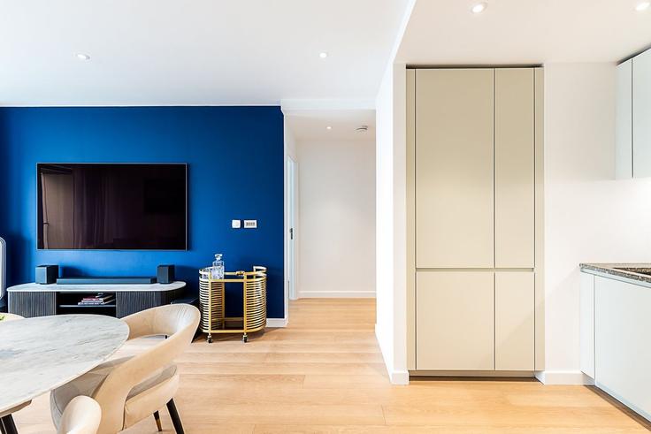 Sala de estar elegantemente projetada com móveis modernos em um apartamento no Building Cutter Lane - city-relay-rr - 1537574 em Royal Borough of Greenwich, London