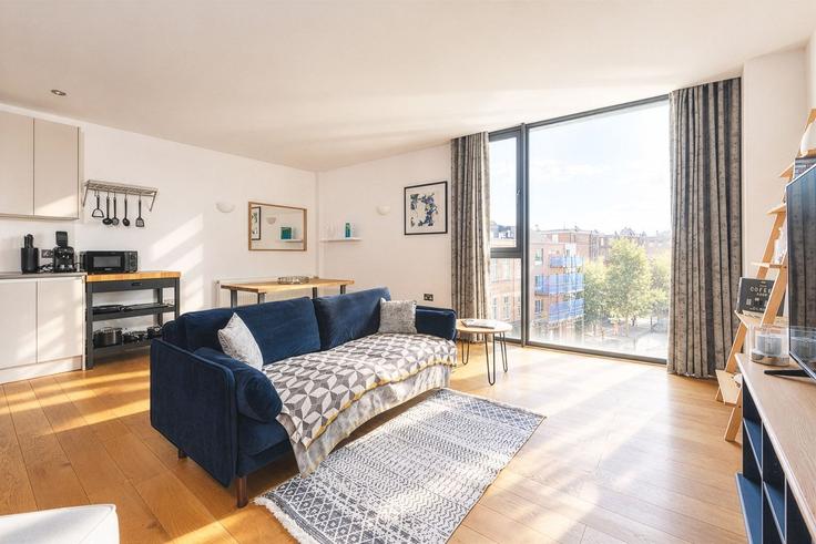 Building Flat 26 Triangle Court, 315 Camberwell New Road SE5 0AT London - city-relay-rr - 1638441 adresindeki bir dairede modern mobilyalarla zarif bir şekilde tasarlanmış oturma odası London Borough of Southwark, London Building Flat 26 Triangle Court, 315 Camberwell New Road SE5 0AT London - city-relay-rr - 1638441 adresindeki bir dairede modern mobilyalarla zarif bir şekilde tasarlanmış oturma odası London Borough of Southwark, London
