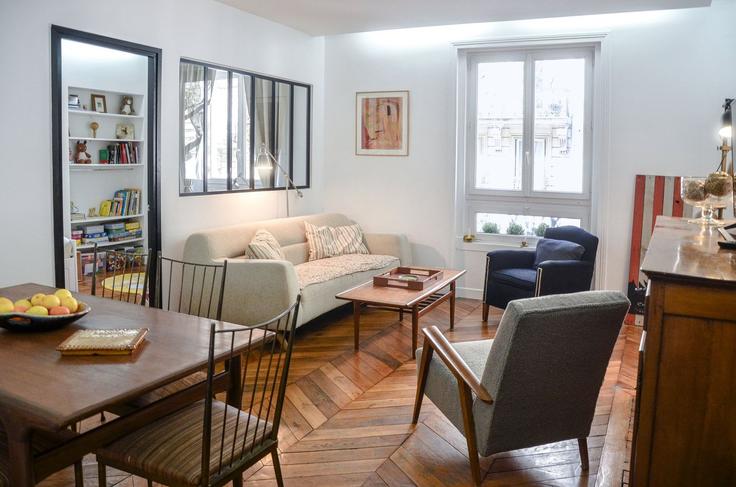 Elegante sala de estar con mobiliario moderno en un apartamento en Building Rue de Maubeuge - city-relay-rr - 1537591 en 9th arrondissement, Paris