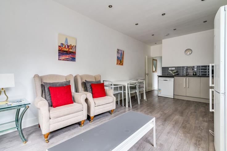 Elegante sala de estar con mobiliario moderno en un apartamento en Building Mostyn Avenue - city-relay-rr - 1537599 en London Borough of Brent, Wembley Elegante sala de estar con mobiliario moderno en un apartamento en Building Mostyn Avenue - city-relay-rr - 1537599 en London Borough of Brent, Wembley