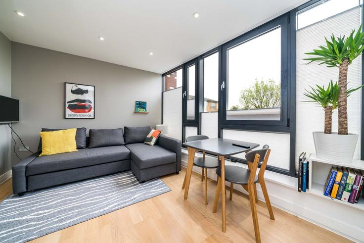 Elegante sala de estar con mobiliario moderno en un apartamento en Building Eastway - city-relay-rr - 1537579 en London Borough of Hackney, London